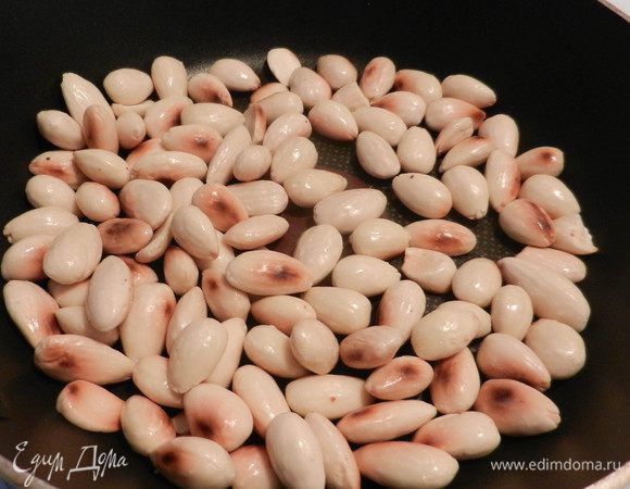 Сначала нужно обжарить миндаль на сковороде или в микроволновке. Я жарила на сковороде, около 2 минут. Снимать с огня нужно, едва они окрасятся в золотистый цвет, они дойдут на тарелке.