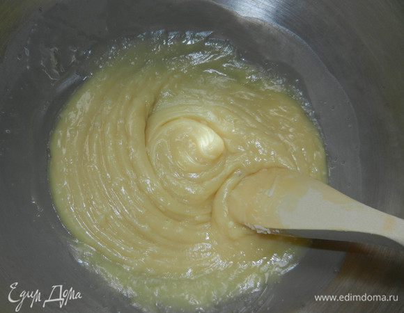 Охлаждаем шоколадную смесь до комнатной температуры. Всыпать 1ст.л. кокосовой стружки, соль и слив. масло, перемешать. Отправляем в холодильник где-то на 30 минут. Смесь должна остыть очень хорошо.