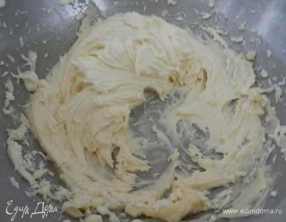 Достаем полученную смесь из холодильника и взбиваем миксером.