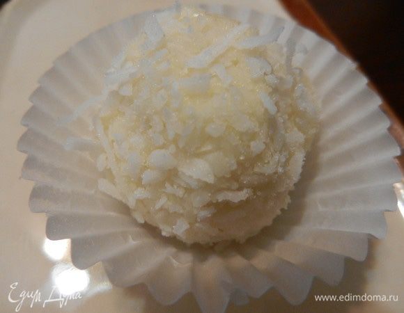 Перекладываем конфету в емкость для хранения и ставим в холодильник. (Как вы уже поняли хранить их нужно в холодильнике, особенно летом). Беремся лепить другие, пока не закончатся орехи.
Вот такая получается красивая вкуснятина.