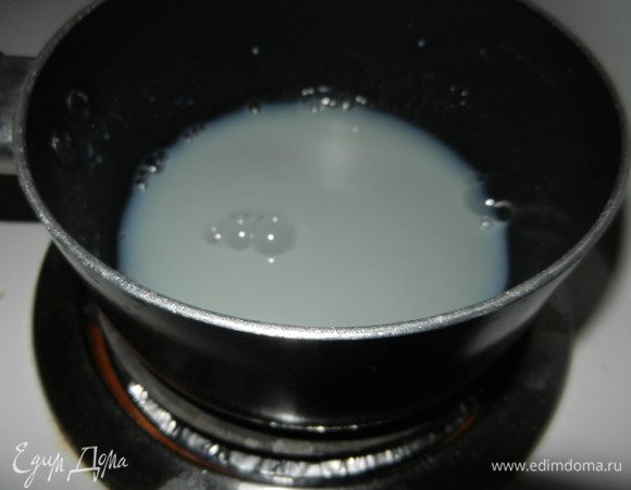 Сначала готовим масляный крем "Шарлотт" (будем использовать для украшения).
Берем 4 ст.л. молока, выливаем в ковш, сюда же добавляем 4 ст.л. сахара, все это доводим до кипения.