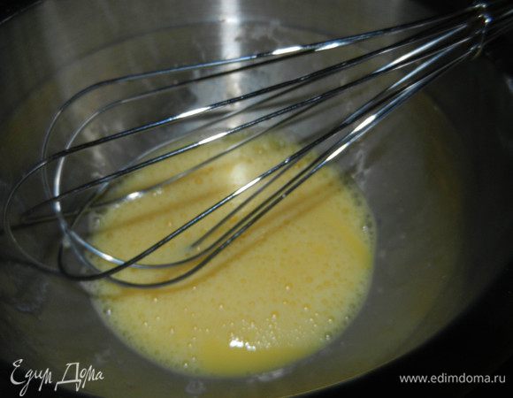 Параллельно берем 2 яйца, слегка их подбить, так, чтобы желток и белок хорошо перемешались и структура была однородная. Если плохо взбить желтки и белки, то когда вы будете вводить в кипящее молоко яйца, то белки у вас могут завариться и получится омлет. Итак, в кипящее молоко мы тонкой струйкой вливаем яйца и быстро-быстро перемешиваем. Мешать не переставая. Доводим до кипения и снимаем с огня. (Не переставайте мешать когда варите крем и доводите его до кипения, у меня первый крем пошел в мусорный мешок).