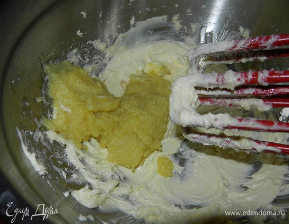 Продолжаем готовить крем. В емкость от миксера выкладываем 200 г размягченного слив. масла и взбиваем добела. Добавляем сюда остывшую кашицу, которую мы сварили заранее. И продолжаем процесс взбивания. Крем готов, легкий, воздушный. Отставляем крем в сторону и занимаемся песочным тестом.