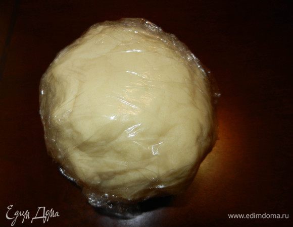 Для песочного теста:
- Берем 150 г размягченного слив. масла, добавляем 100 г сахара, хорошо взбиваем, чтобы сахар полностью растворился. (Сахар можно заменить на сах. пудру). Просеять 250 г муки, добавить 5 г соды (примерно чуть больше 0,5 ч.л.), погасить либо лимонным соком, либо уксусом, либо кефиром. Сюда добавляем 0,5 яйца - это желток. ( Белком тесто стягивается, а желтком - разрыхляется). Немного соли.
- Замешиваем тесто, смешивая мучную и масляную смеси. После того, как мы его вымесили, оно должно полежать некоторое время в холодильнике. У меня получилось суховатое тесто (может передержала в холоде), поэтому пришлось добавлять еще один желток.