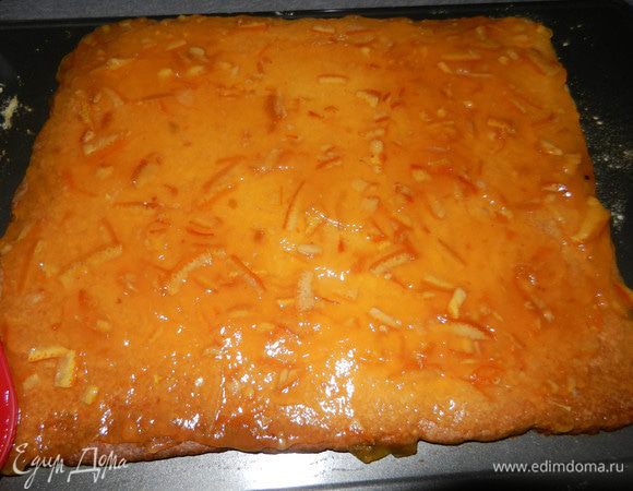 Склеиваем 2 песочных коржа кремом или вареньем- джемом. И на верхний слой тоже нанесите тонко-тонкий слой джема. (Примечание - берите однородный джем, у меня был абрикосовый с кусочками, поэтому когда залила сверху шоколадом, были видны все неровности).