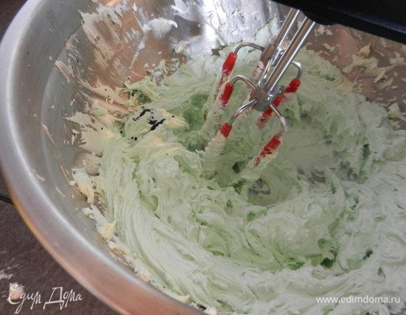 - Растопить 2 шоколадки. Торт залить шоколадом (заглазировать). Убрать в холодильник, чтобы шоколад схватился. После того, как шоколад застыл, торт положить на разделочную доску и обрезать неровности.
- Выкладываем торт на подставку и приступаем к его оформлению. Крем разделите на 2 части и в одну - добавьте пищевую краску зеленого и синего цветов, чтобы получить зеленый крем.