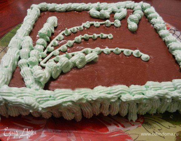 При помощи насадок украшить, нарисовав ландыш. Делая свой крем я, поспешив, добавила краску во весь крем, поэтому у меня получился зеленый ландыш. )))))) Оригиналы украшения от А.Селезнева прилагаю ниже