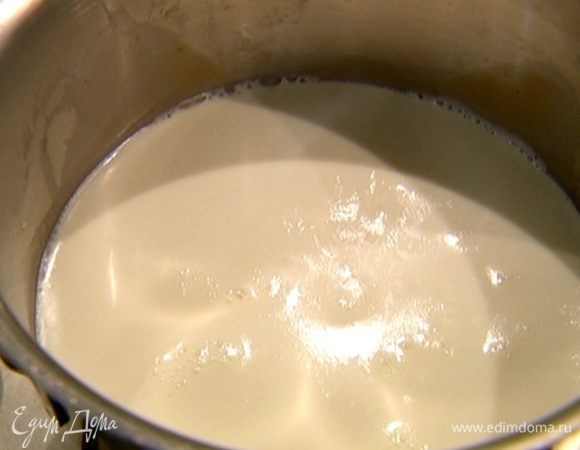 Сливки и молоко налить в небольшую кастрюлю и прогревать на огне до появления первых пузырьков.