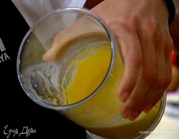 Приготовить крем: желтки с 2 ст. ложками сахарной пудры взбить миксером в светлую пышную массу.