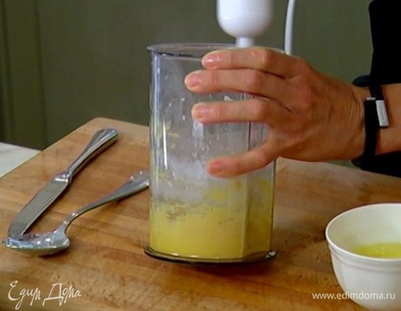 Добавить крахмал, муку, ванильный экстракт и взбить все вместе.