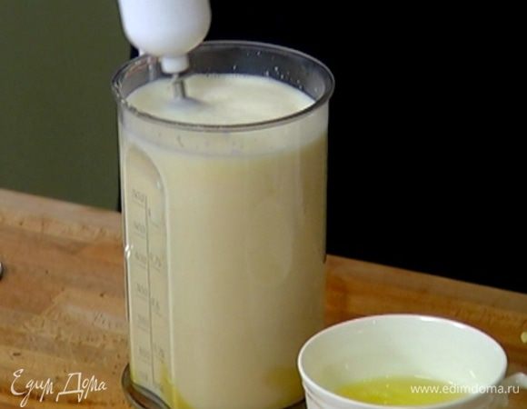 Не прекращая взбивать, влить горячее молоко со сливками.