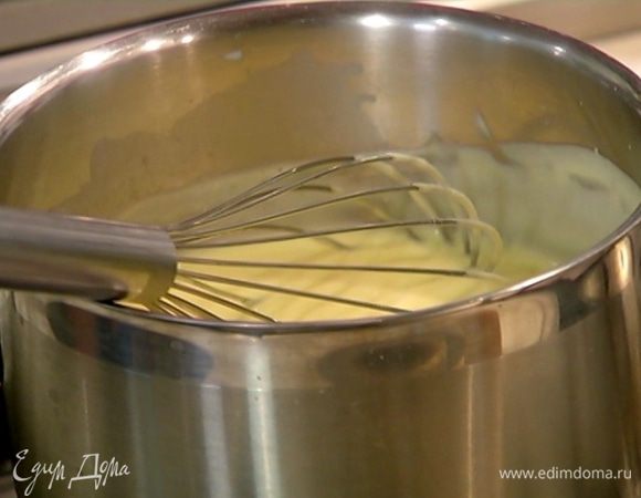 Перелить молочно-желтковую массу обратно в кастрюлю и, непрерывно помешивая, уваривать на медленном огне. Когда крем загустеет, снять с огня и продолжать перемешивать еще несколько минут.