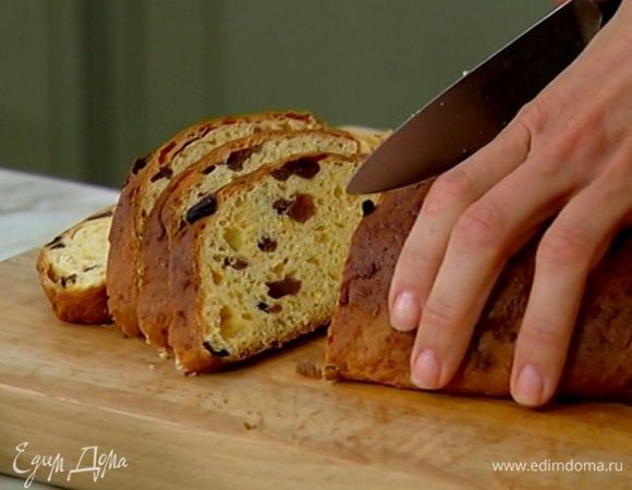 Булку разрезать на 6–7 ломтиков толщиной 1 см.