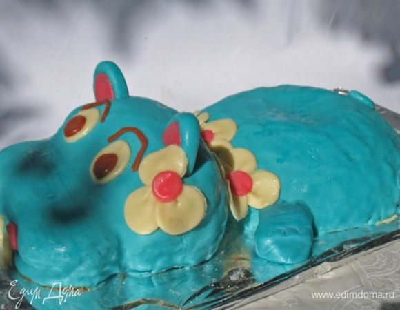 Я еще я готовила вот такого бегемотика. И первый раз крем предназначался именно суда.  В самом тортике заложены такие рецепты наших дорогих кулинаров. Голова это Бисквит "Шоколад на кипятке"  - http://www.edimdoma.ru/retsepty/31029, крем взят у Нины  - http://www.edimdoma.ru/retsepty/49943-rulet-shokoladno-karamelnyy (только белый шоколад поменяла на молочный). В основе тела взят бисквит с Цуккито "Мимоза" - http://www.edimdoma.ru/retsepty/51834-tsukkotto-mimoza-s-limonnym-mussom-parmalat-8-marta, а крем сабайон. Мастика сделана по рецепту Оксанки (правда с сайта он почему то исчез).  Спасибо за то что вы есть и есть такой потрясающий сайт где хочется учится. 
