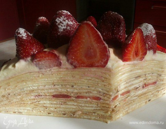 Нанесите немного крема между блинами и по всей поверхности снаружи. Украсьте тонко нарезанной клубникой и присыпьте сахарной пудрой. Поставьте в холодильник на 1-2 часа, чтобы торт затвердел.