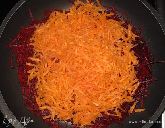 Свеклу и морковь залить частью горячей воды, добавить уксус. Тушить до готовности. 