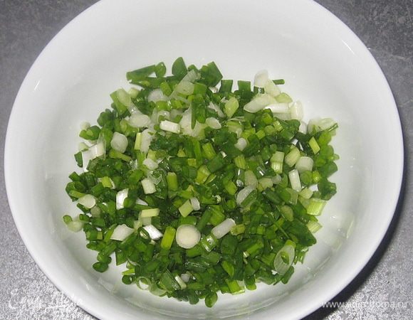 Лук мелко нарезать. 