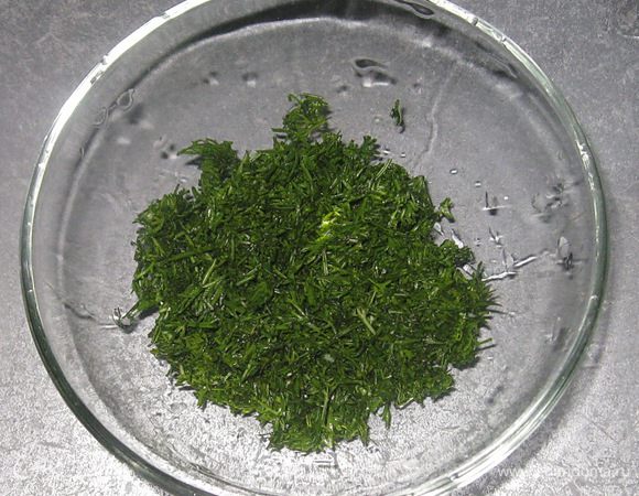 Укроп мелко нарезать. 