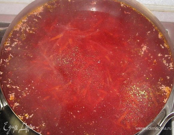 Свеклу и морковь соединить с бульоном, добавить соль, сахар, оставшуюся горячую воду. Довести до кипения и охладить. 