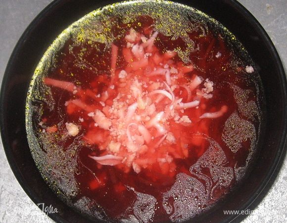 В порционную тарелку налить борщ. Добавить натертое на крупной терке вареное яйцо.  