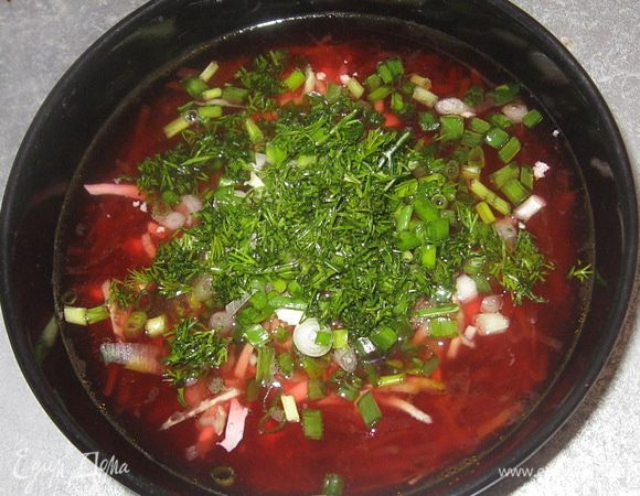 Добавить огурцы и посыпать нарезанной зеленью. 