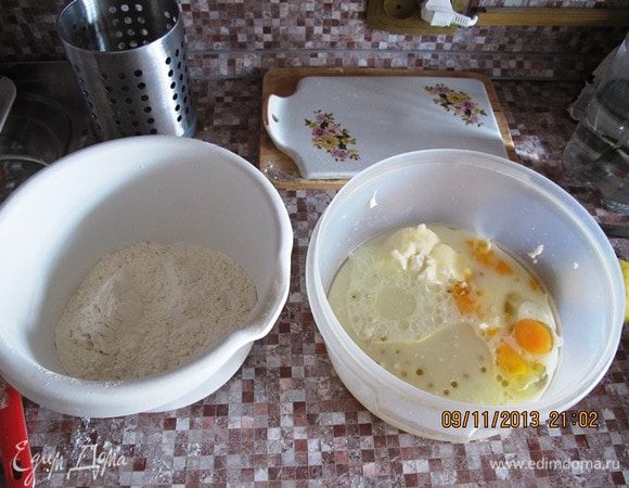 Просеять муку и смешать с разрыхлителем. В отдельной миске смешать сметану, оливковое масло, сахар, яйца, сыворотку. Взбить миксером. Всыпать муку. И снова взбить.