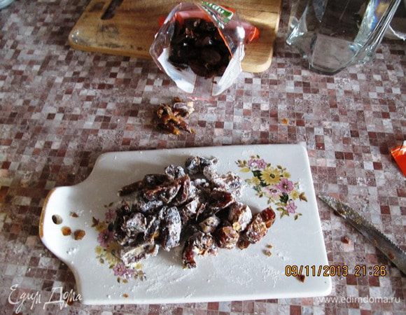 Очистить финики от косточек, нарезать и смешать со столовой ложкой муки. Это делается для того, чтобы они не "тонули" в тесте.