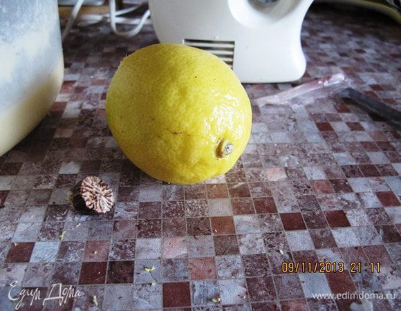 Натереть мускатный орех и цедру лимона. Из самого лимона выдавить сок.