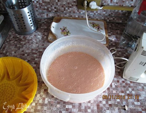 Шафран, цедру и сок лимона добавить к тесту и хорошо перемешать миксером. У меня был красный греческий шафран. Он является гордостью греков, с любовью называющих его красным золотом Греции. Шафран придает тесту неповторимый розовый цвет.