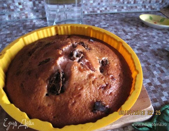 Выливаем тесто в форму, выкладываем поверх теста финики и отправляем в разогретую духовку на 40-50 минут при температуре 160 градусов. Готовность проверяем деревянной палочкой. 