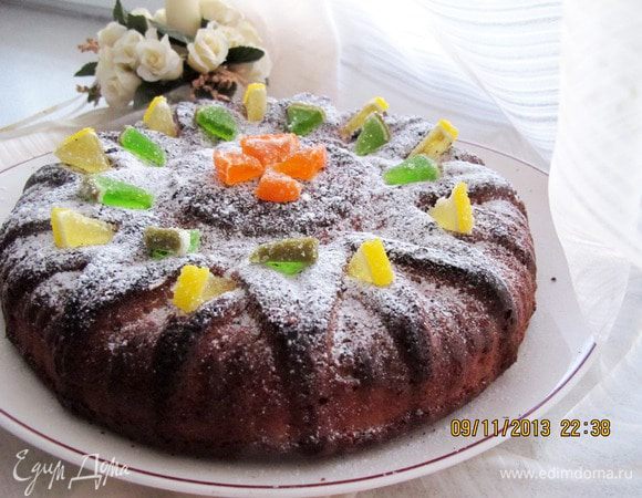 Готовый пирог остужаем в духовке. Украшаем и подаем к столу.