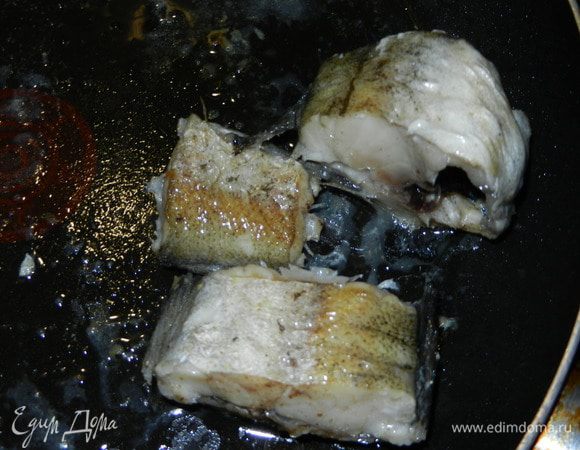 Рыбу режем на кусочки,слегка присаливаем и обжариваем на сковороде до легкой золотистой корочки.