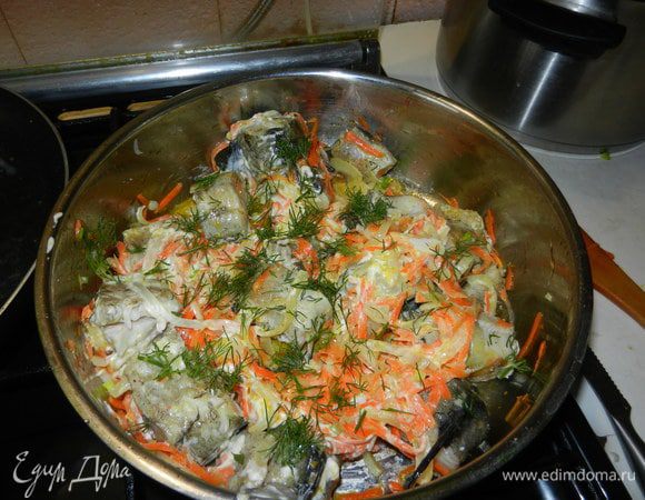 Добавляем майонез,  зелень укропа. Снова накрываем крышкой на 4-5 минут. По прошествии времени все аккуратно перемешать.