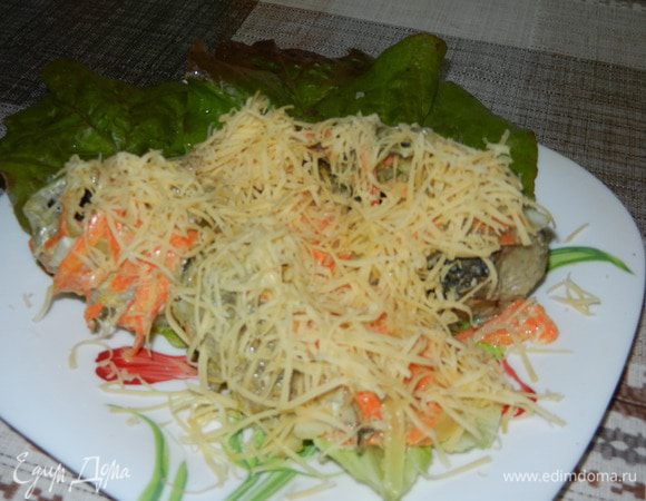 На тарелочку с листьями салата выкладываем нашу рыбку и посыпаем тертым сыром. Накрываем все глубокой тарелкой, чтобы растаял сыр. Через несколько минут убираем тарелочку и украшаем зеленью. ВУАЛЯ!!