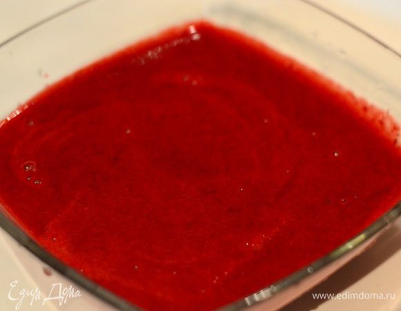 Готовим крем. Крем нужно готовить заранее,лучше вечером.Вишню пюрировать в блендере.