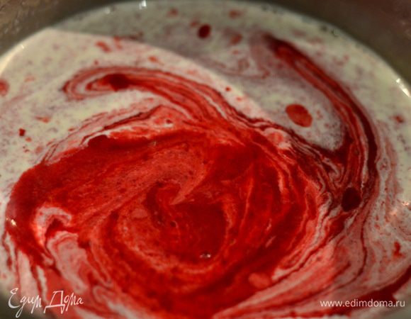 Подогреть сливки,залить вишневым пюре и довести до кипения,не забывая помешивать.Снять с плиты.