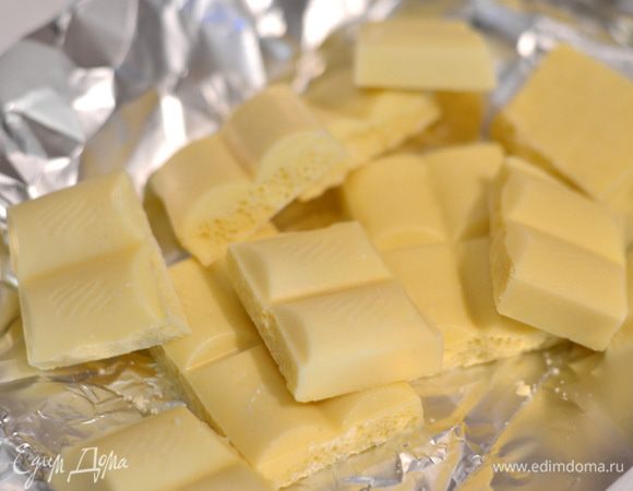 Поломать на кусочки белый шоколад.