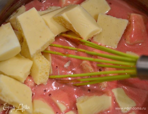 Добавить в еще ГОРЯЧУЮ сливочно-вишневую смесь. Венчиком хорошенько перемешать, до растворения шоколада. Остудить! Это очень важно!! Даже слегка теплым не ставьте в холодильник!!! Когда остынет,снова хорошо перемешать венчиком и поставить в холодильник на ночь.