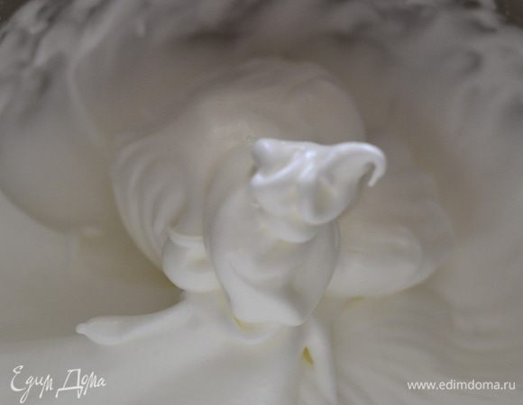 На следующий день готовим бисквит. Белки взбиваем с половиной нормой сахара и лимонным соком до устойчивости.