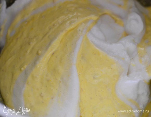 Добавляем немного взбитых белков,перемешиваем.