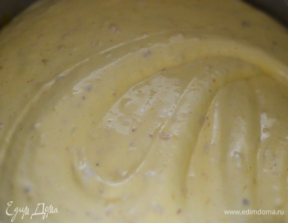 Туда же добавляем остальную часть белков и перемешиваем лопаткой до однородности.