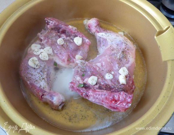 Добавить чеснок, вино и тимьян. Довести до кипения, уменьшить огонь. Накрыть крышкой и варить 45 минут - час . Если нужно, добавлять вино.
