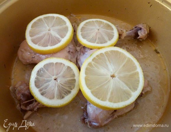Положите ломтик лимона на каждый кусок, закрыть и продолжать варить до готовности, около 20-25 минут. Оставив чеснок и жидкость в сковороде, переложить курицу и  лимон на тарелку. Плотно закрыть фольгой, чтобы не остыла .
