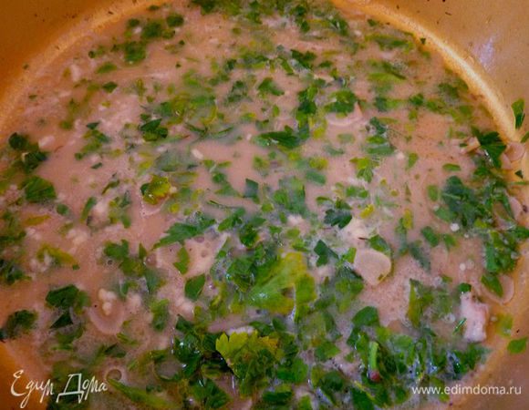 Довести жидкость в сковороде до кипения, варить до уменьшения на 1/2 стакана, около 5-7 минут. Снимите сковороду с огня. Добавить сливочное масло, петрушку и лимонный сок,  размешивать пока масло не растает. Приправить солью и перцем.
 
