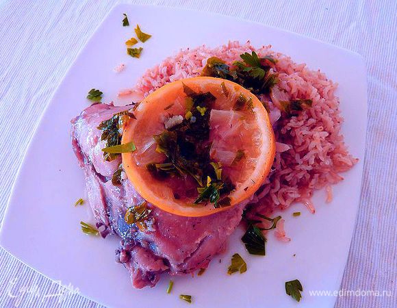 Подавать курочку с соусом и при желании с рисом.
