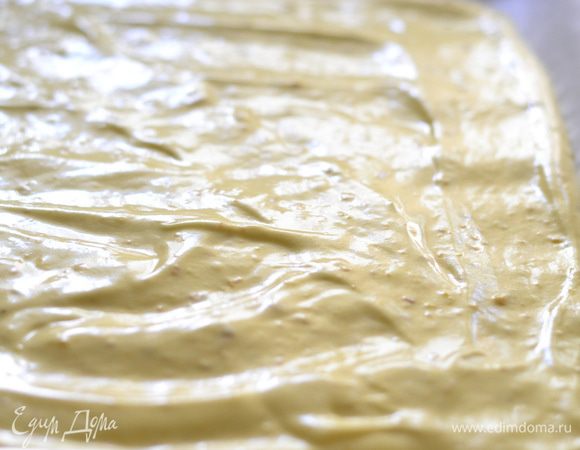 Выливаем тесто на пергамент,разравниваем и выпекаем в предварительно разогретой духовке на 180-190 гр. минут 10-12.Не больше!