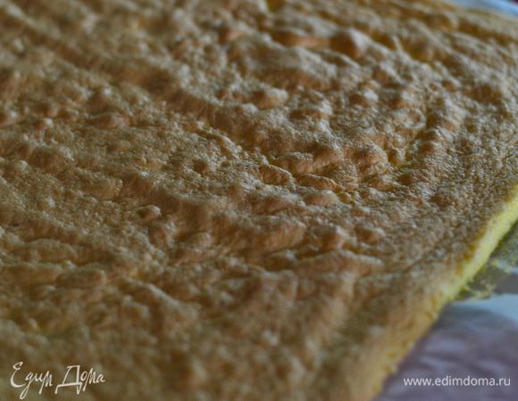 Готовый бисквит накрыть влажным полотенцем. Остудить