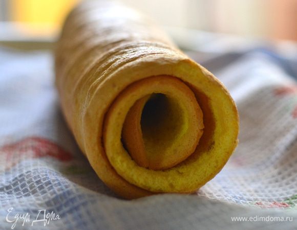 Бисквит очень хорошо заворачивается,не ломается,это я проверяла,как на фото,а так,заворачивать уже можно с кремом.