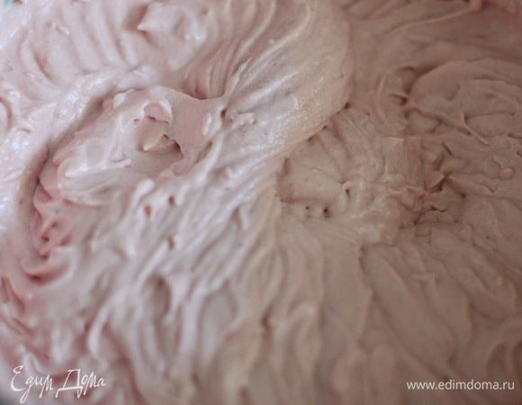 Охлажденный крем взбить на минимальной скорости,это очень важно! до устойчивости пиков.Не перебить! Иначе будет масло...