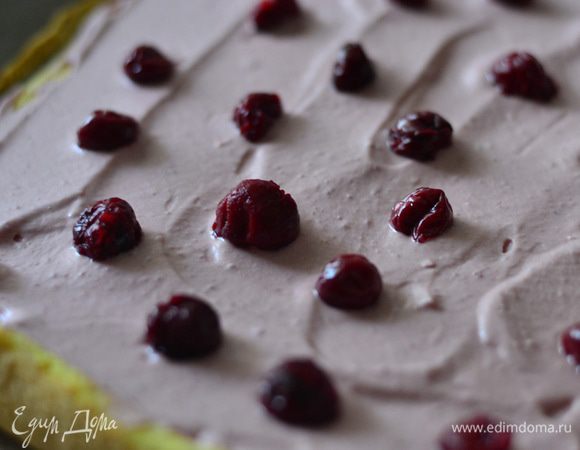 Промазать рулет кремом,сверху выложить вишенки,завернуть в рулет и поставить в холодильник на 2-3 часа. Можно посыпать просто сахарной пудрой,украсить тертым шоколадом,вишней или  оставшимся кремом.Крема я сделала много,поэтому в ингредиентах чуть уменьшила количество продуктов.